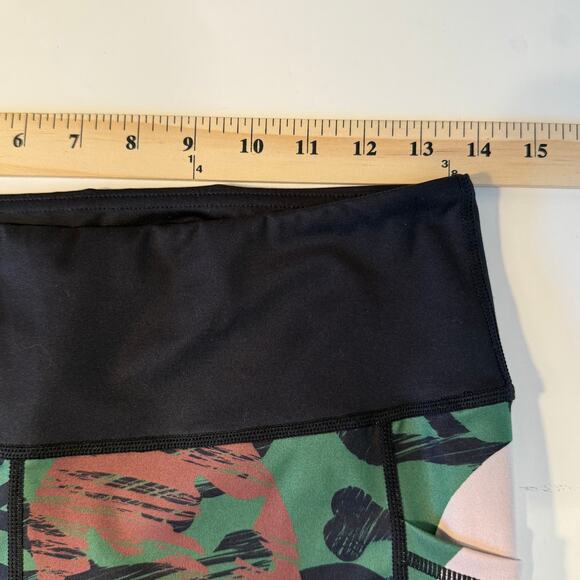 CVG Reversible Leggings Size M | Skull Camo & Red Honeycomb “Badass” Print Capri - Picture 6 of 10